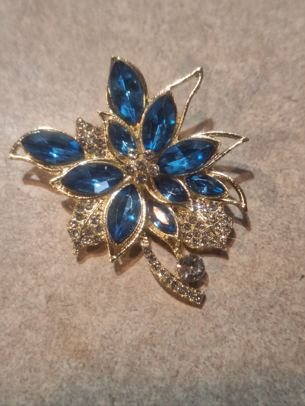 Blue & Clear Rhinestone Flower gold tone Brooch Or Pin NWOT 1.5" W x 2" L